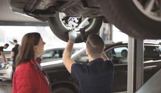 Tire partido das mudanças de pneus: ofereça já inspeções de segurança