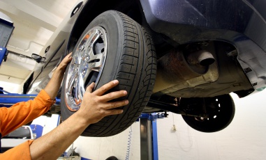 Apesar das numerosas campanhas de consciência, 1 de cada 5 carros continua a circular com os pneus em más condições