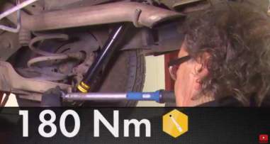 Como substituir amortecedores traseiros no Nissan Primastar