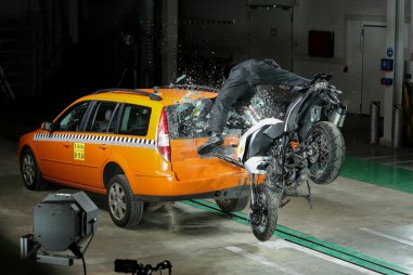 Assistência de emergência mais rápida: Bosch introduz chamadas de emergência automáticas em motociclos