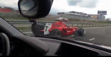Gravou um Fórmula 1 conduzindo numa autoestrada da República Tcheca