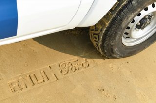Pneus que deixam mensagem salvadoras na areia da praia