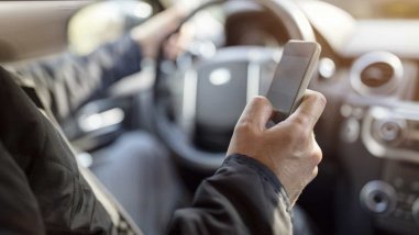 3 em cada 4 portugueses usam telemóvel enquanto conduzem